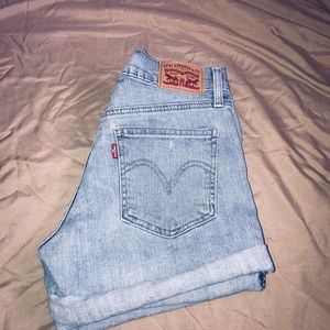 Levi’s Women Shorts✨